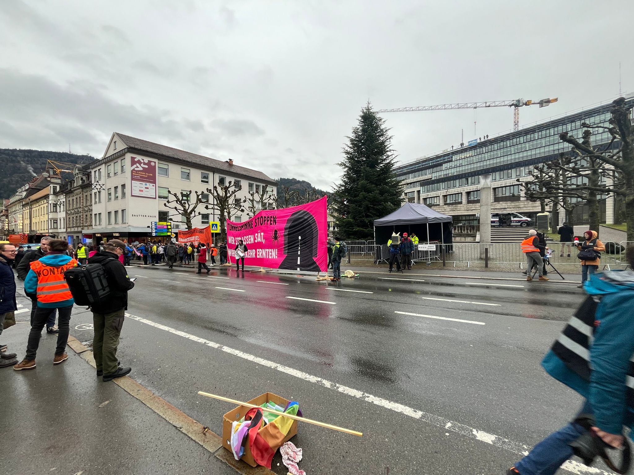 Klimaschützer tanzend vor dem Landtag