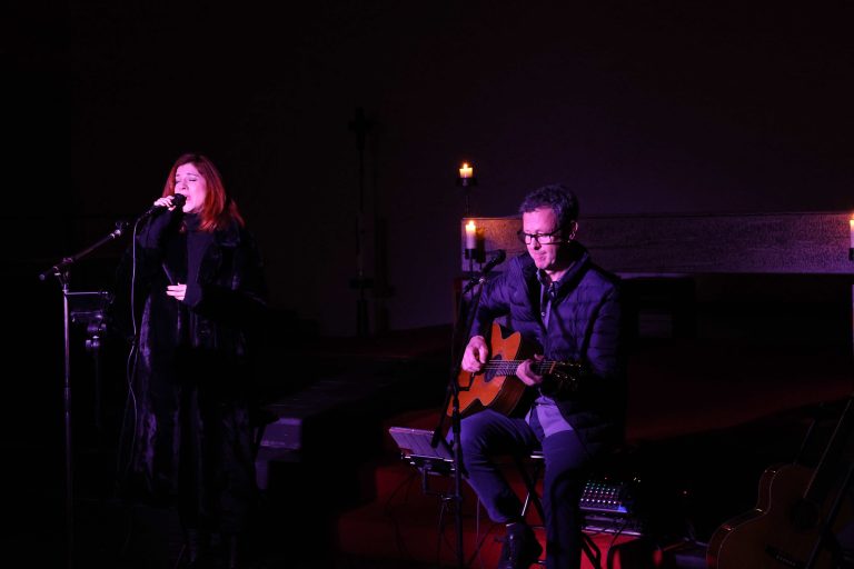 Nina Fleisch und Ekkehard Breuss bei ihrem „Winterkonzert“ in der Kirche St. Peter. <span class="copyright">AME(8)</span><span class="copyright"></span>