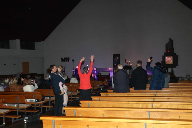 Mit jeder Menge Spaß tanzte das Publikum in der Kirche St. Peter mit.