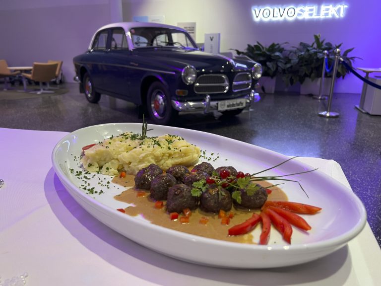 Zwei Schwedenklassiker: Köttbullar und Volvo 122S Amazon.