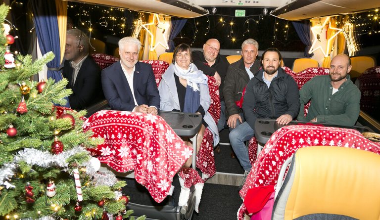 Absolventen Bei der Tagung der Autobus-, Luftfahrt- und Schifffahrtunternehmungen wurden vier Absolventen der Konzessionsprüfung geehrt: Niklas Herburger, Mathias Herburger, Gerhard Metzler und Patrick Gruber. „Wir freuen uns sehr über unsere Absolventen“, so Fachgruppenobfrau Elke Bereuter-Hehle. wkv/mathis