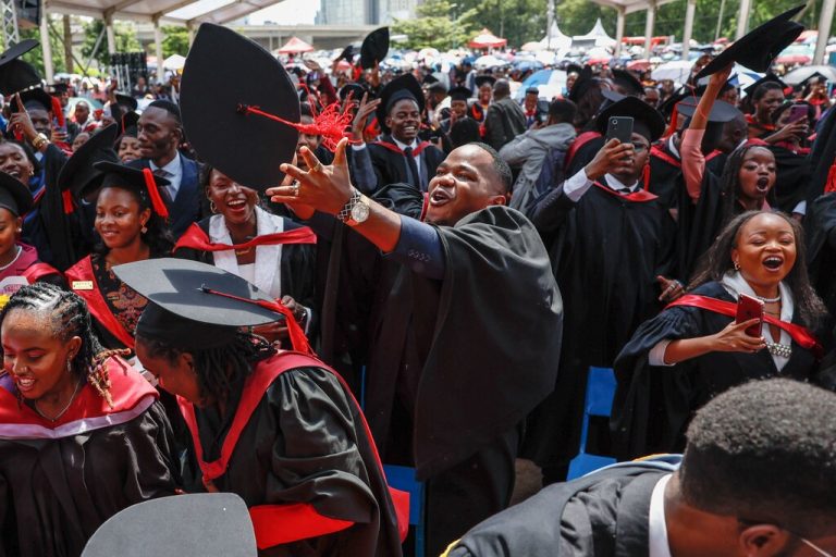 Absolventen der Universität Nairobi in Kenia feiern ihren Abschluss auf den Straßen der Landeshauptstadt. afp