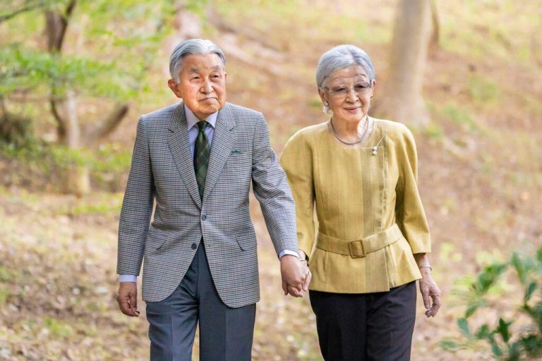 Akihito brach mit der Hoftradition und heiratete mit Michiko Shoda eine Bürgerliche. APA/HIRO KOMAE
