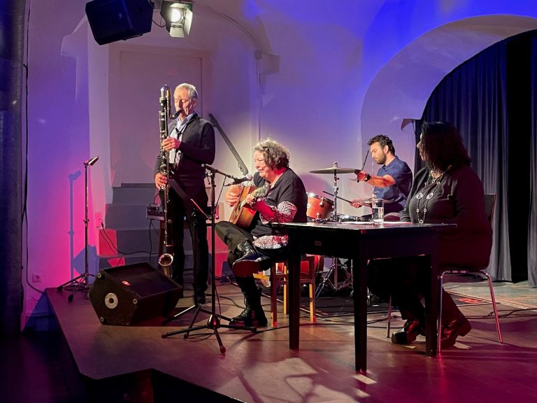 Alex Sutter &amp; Band gelang es, ergänzt durch besinnliche Poesie, auf Weihnachten einzustimmen.