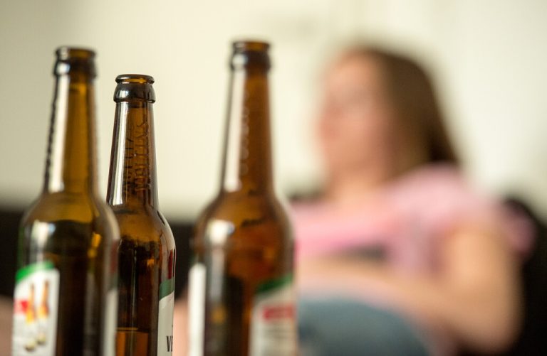 Alkohol gilt gemeinhin immer noch als anerkannte Gesellschaftsdroge.dpa