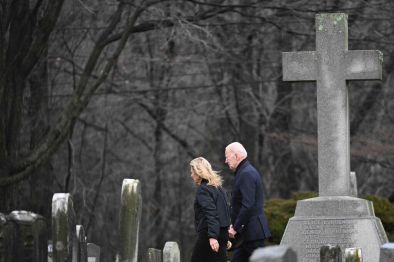 Am 50. Jahrestages des Todes der ersten Frau und einer Baby-Tochter von Joe Biden besuchte der US-Präsident gemeinsam mit der First Lady, Jill Biden, die Kirche in seinem Heimatort. AFP