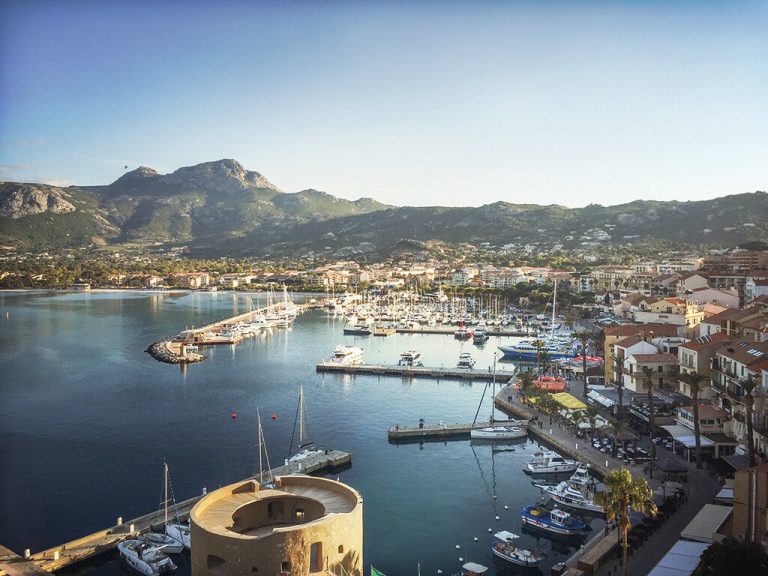 Am Hafen von Calvi kann man beim Essen auf die teuren Yachten blicken.