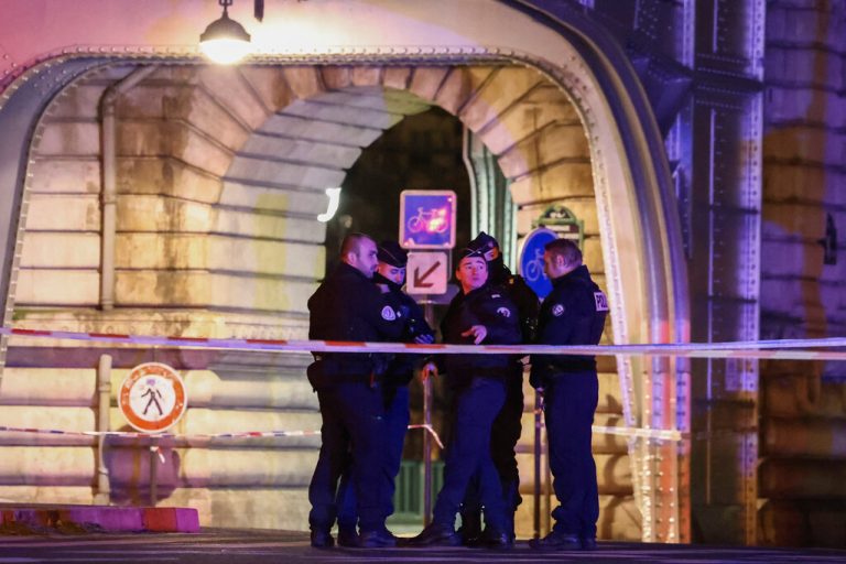 Am Samstagabend wurde ein Deutscher in Paris mutmaßlich von einem Islamisten getötet, zwei Menschen wurden verletzt. Reuters