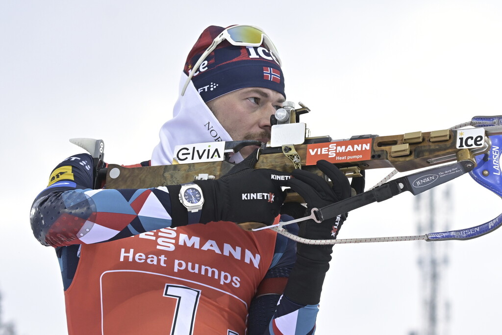 Biathlet schießt mit Gewehr im Hotel