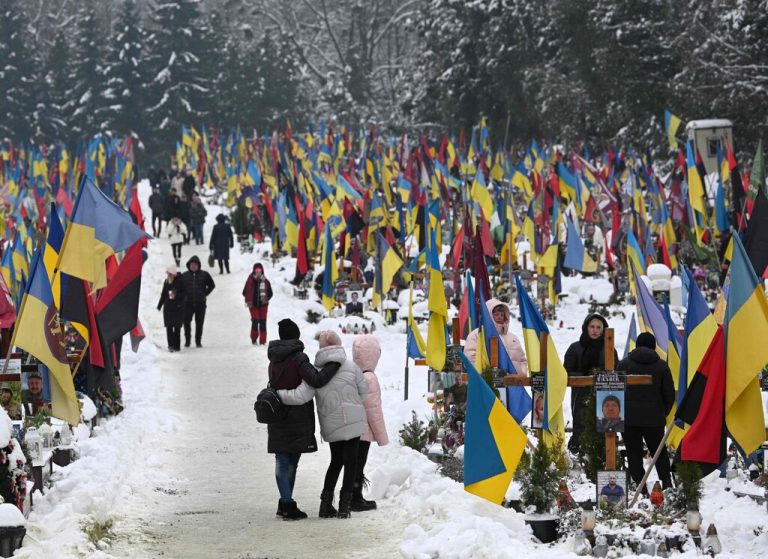 Am Tag der Streitkräfte besuchen Menschen die Gräber von gefallenen ukrainischen Soldaten auf dem Lytschakiw-Friedhof in der westukrainischen Stadt Lemberg. AFP
