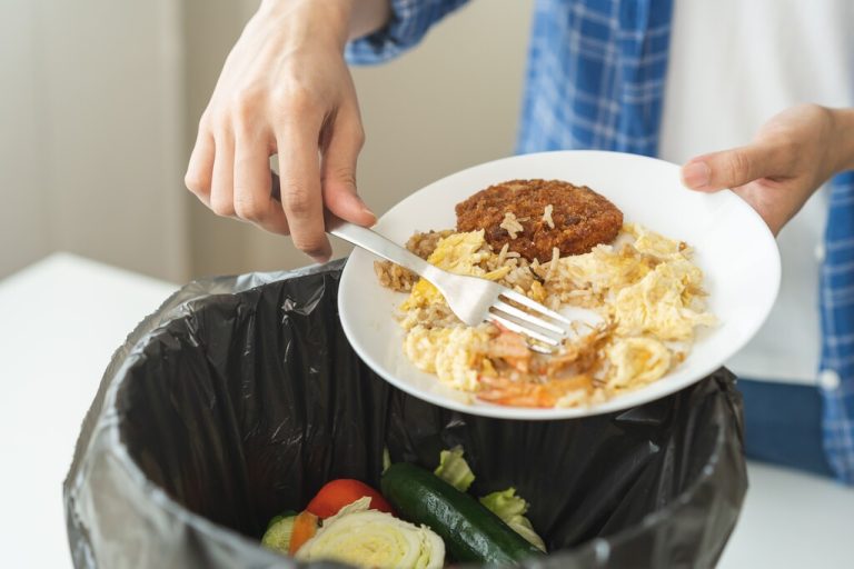 An Weihnachten landet besonders viel Essen in der Mülltonne. Shutterstock