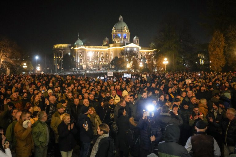 Anhänger der Opposition versammelten sich am Montagabend in Belgrad zu Protesten nach der Wahl.AP