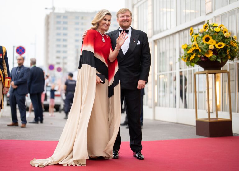 Auch Königin Máxima der Niederlande wird Serienstar. Thema ist die außergewöhnliche Liebesgeschichte der Argentinierin Máxima Zorreguieta Cerruti mit dem künftigen König der Niederlande, Willem-Alexander. Was geschah im Vorfeld der meistdiskutierten Hochzeit hinter den Palastmauern? Das Problem war die politische Vergangenheit von Máximas Vater, der als Landwirtschaftsminister Mitglied der argentinischen Militärdiktatur war. Die argentinische Schauspielerin Delfina Chaves spielt die Rolle der Máxima: „Ich freue mich, dass die Liebesgeschichte jetzt aus ihrer Sicht erzählt wird.“ „Die Serie spielt auf drei Kontinenten und ist eine der teuersten Dramaserien, die je in den Niederlanden produziert wurden“, so Programmdirektor von RTL Nederland Peter van der Vorst. „Máxima“ ist ab 2024 im „Videoland“ zu sehen. APA/GEORG HOCHMUTH