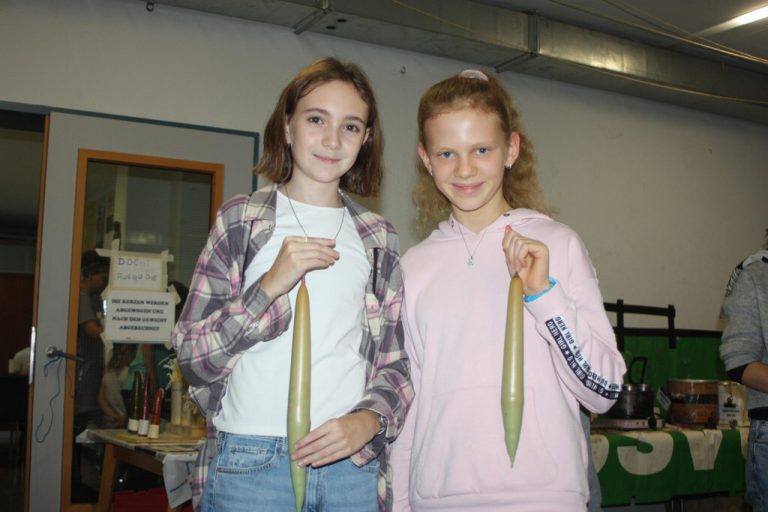 Auch Sabrina und Annika haben eine Kerze für Zuhause gezogen.