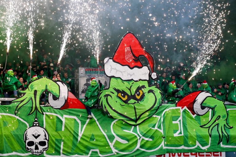 Austrias Fans rückten mit dem Grinch an - und sorgten mit Knallkörpern für zwei Unterbrechungen während des Spiels.gepa
