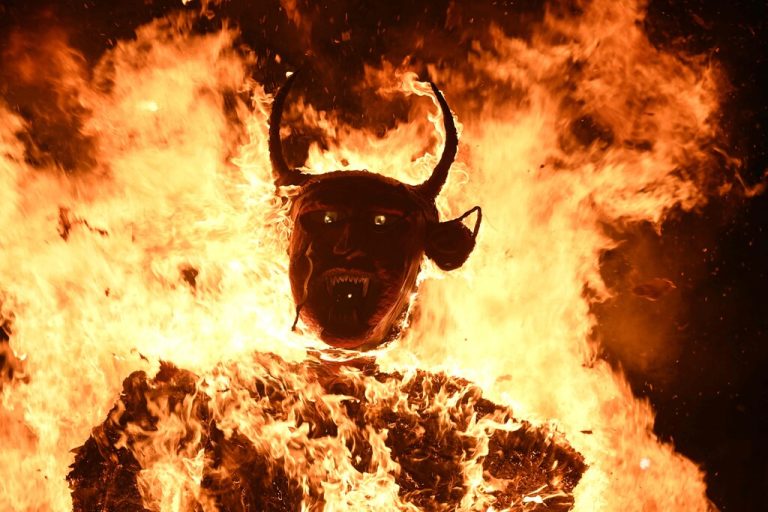 Bei den Feierlichkeiten zu Ehren der Jungfrau der Unbefleckten Empfängnis in Guatemala-Stadt wird eine Teufelsfigur in Brand gesteckt. Die Veranstaltung markiert den Beginn der Weihnachtszeit in Guatemala. AFP