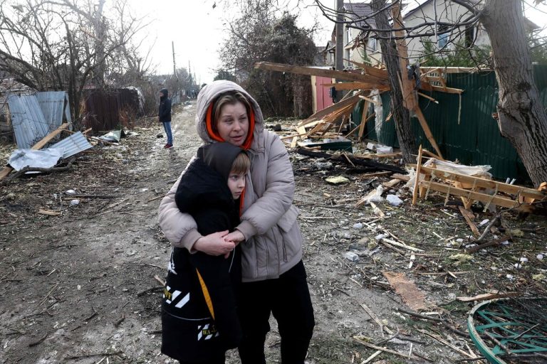 Bei einem russischen Drohnenangriff auf die ukrainische Region Odessa wurde ein Mann getötet - lokale Bewohner reagierten bestürzt. Unterdessen kündigte Russlands Präsident Putin eine verstärkte Militärpräsenz nahe der finnischen Grenze an, nannte eine Warnung von US-Präsident Biden über einen möglichen Angriff auf NATO-Staaten aber 