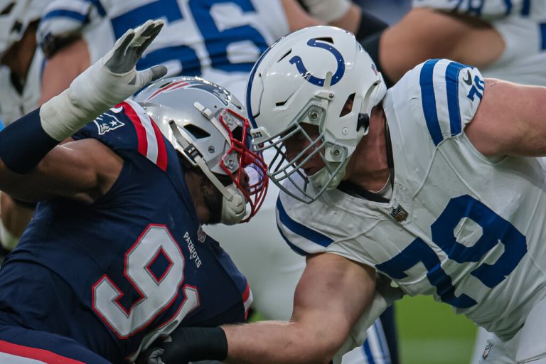 Bernhard Raimann (weißs Trikot) zeigte beim Sieg mit den Colts über die Pittsburgh Steelers erneut eine tadellose Leistung.gepa