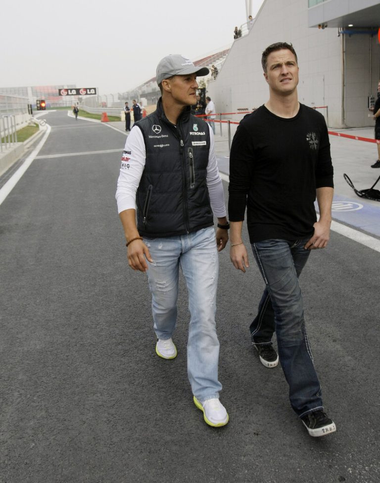Bild aus dem Jahr 2010, Michael Schumacher, der am 3. Jänner seinen 55. Geburtstag feiert, mit Bruder Ralf (rechts).