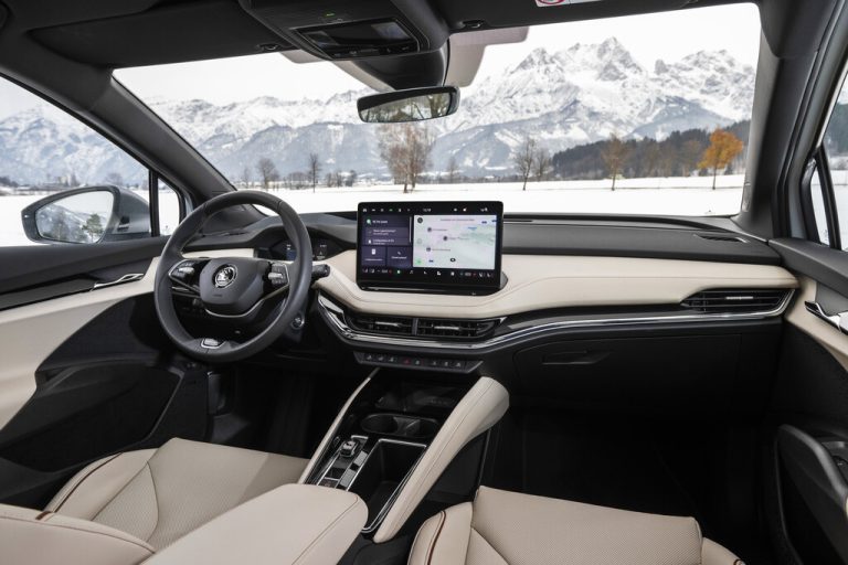 Blickfang im Cockpit ist ein 13-Zoll-Touchscreen.werk