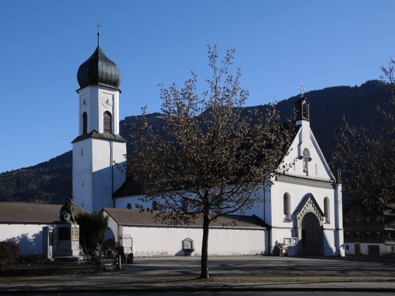 Direkt an der Bahnstrecke des früheren Wälderbähnle steht die Pfarrkirche Heiliger Petrus und Heiliger Paulus. Ihr heutiges Aussehen erhielt die Pfarrkirche in der ersten Hälfte des 18. Jahrhunderts. Dabei wurden der Sockel des Kirchturms und einige Mauerreste in das neue Bauwerk einbezogen.<span class="copyright">Böhringer</span>