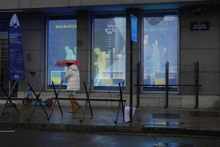 Brüssel bereitet sich auf einen EU-Gipfel der Staats- und Regierungschefs vor. Unter anderem sollen diese ein neues Sanktionspaket gegen Russland beschließen, etwa mit weiteren Aus- und Einfuhrverboten für Güter. Doch weil Österreich das Paket zunächst juristisch prüfen möchte, kam noch keine Einigung zustande. AP