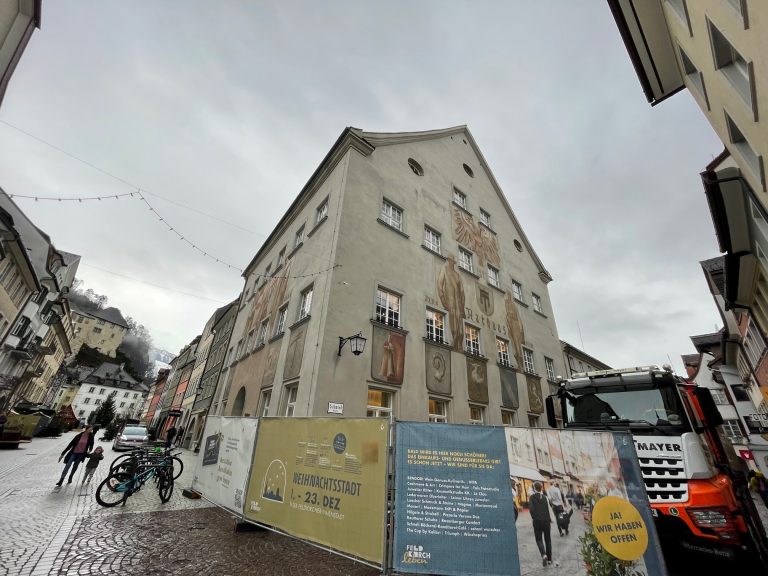Baumaßnahmen machen vor dem Rathaus nicht halt, wo das Budget für 2024 vorgestellt wurde. <span class="copyright">VN-HE (5)</span>