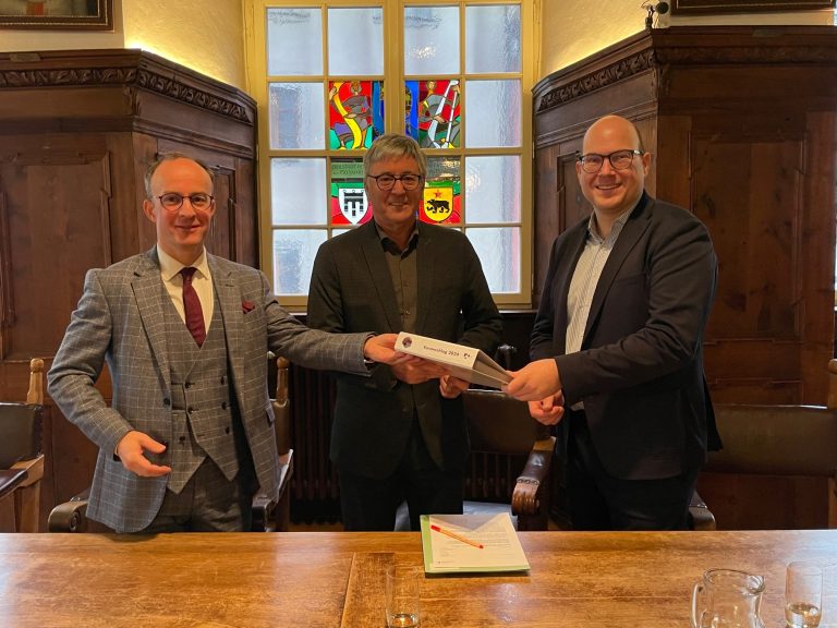 Benedikt König, BM Wolfgang Matt und Bernhard Grabher stellten geplanten Haushalt 2024 vor.