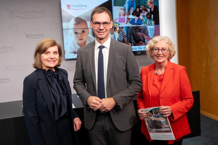 Schullandesrätin Barbara Schöbi-Fink, Landeshauptmann Markus Wallner und Soziallandesrätin Katharina Wiesflecker sehen sich beim Thema Schule als Team. <span class="copyright">Land</span>