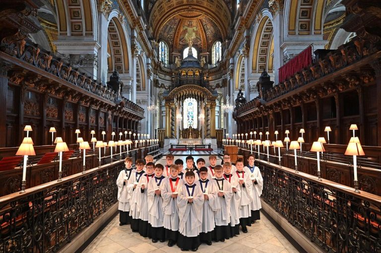 Chorsänger nehmen an einer Probe für die bevorstehenden Weihnachtsaufführungen in der St. Paul‘s Cathedral im Zentrum von London teil. AFP