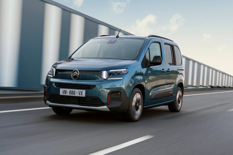Citroen hat die Elektro-Version seines Hochdachkombis Berlingo überarbeitet. Auffällig am Modelljahr 2024 ist eine modifizierte Front im neuen Markenstil, den Citroën kürzlich mit dem Elektrokleinwagen ë-C3 vorgestellt hat. Wie dieser bietet der ë-Berlingo nun ein Gesicht mit großen, in Wagenfarbe lackierten Flächen, dreiteiliger Lichtsignatur und einem nun ovalen Markenlogo. Darüber hinaus wurde der Arbeitsplatz des Fahrers modernisiert. Der blickt auf ein digitales Kombiinstrument, mittig im Armaturenbrett befindet sich ein auf 10 Zoll gewachsener Touchscreen.