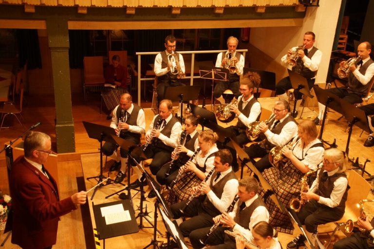Das Herbstkonzert des Musikvereins Kennelbach im Schindlersaal, mit Jugendmusik und neuen Talenten, begeisterte unter dem Motto „Zeitenwende“.MV Kennelbach