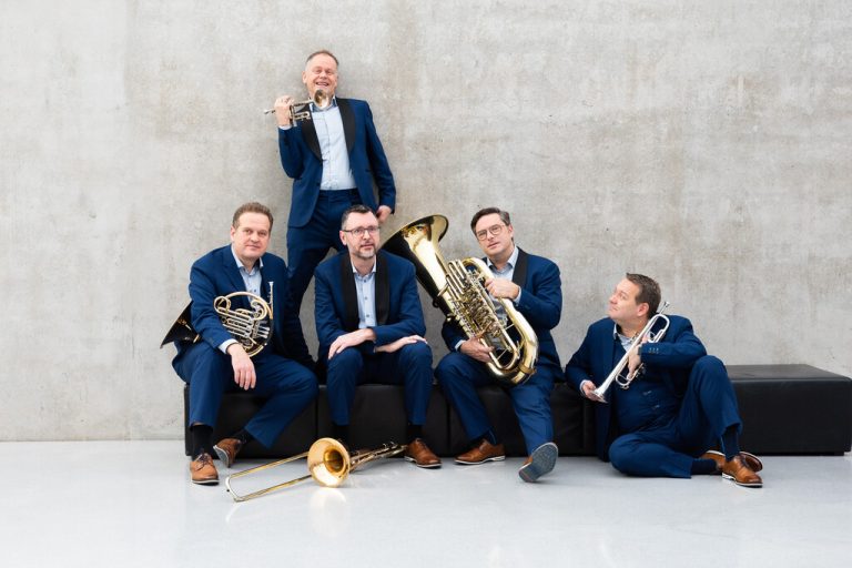 Das Sonus Brass Ensemble lädt zu festlichen und besinnlichen Konzerten mit ausgesuchten Texten. SBE