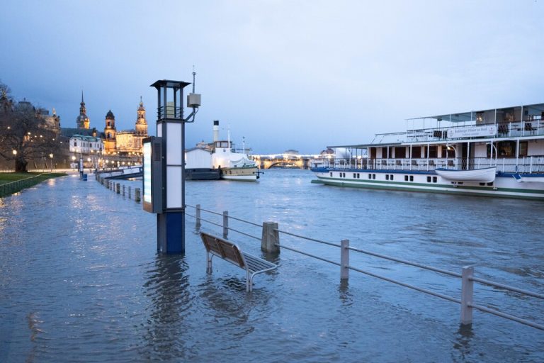 Das Terrassenufer in Dresden steht unter Wasser.  APA/dpa/Sebastian Kahnert