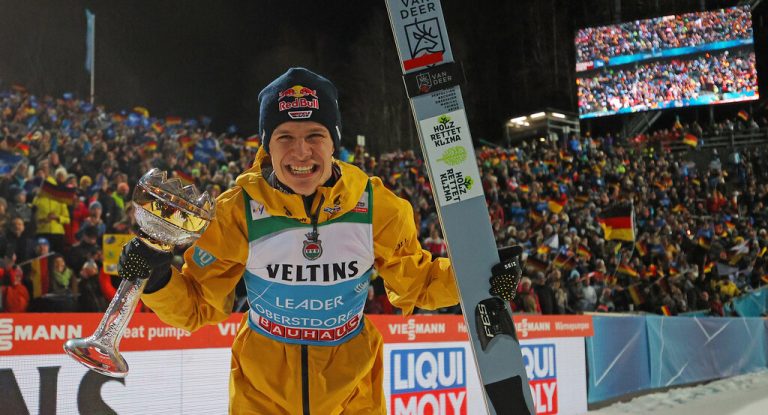 Der deutsche Qualifikationsgewinner Andreas Wellinger freute sich vor dem schwarz-rot-goldenen Fahnenmeer über den Sieg im Auftaktspringen.GEPA