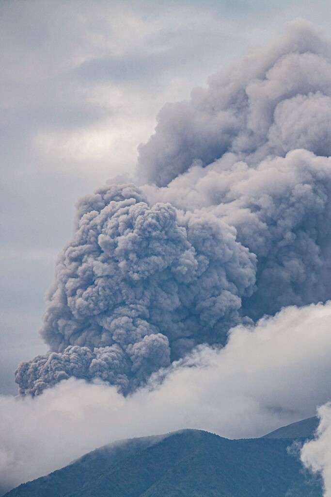 Merapi bedeckt Dörfer mit Asche