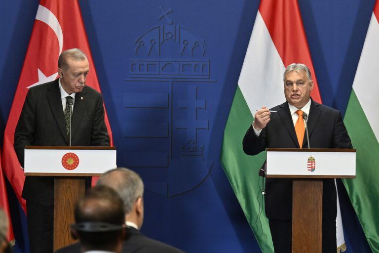 Der türkische Präsident Recep Tayyip Erdogan hat im Rahmen seines Staatsbesuchs in Budapest gemeinsam mit dem ungarischen rechtsnationalen Premier Viktor Orbán ein Dokument über eine prioritäre strategische Zusammenarbeit unterzeichnet. AP