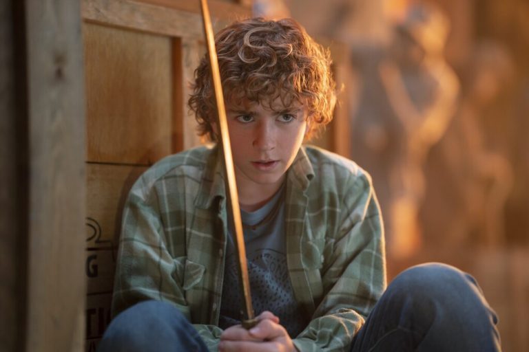 Der zwölfjährige Percy Jackson (Walker Scobell) erfährt, dass er kein normaler Bub ist. Disney+