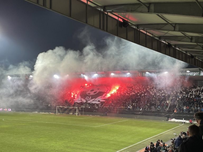 Die Altacher Fans begrüßten ihre Mannschaft mit einer riesigen Choreographie.Natter