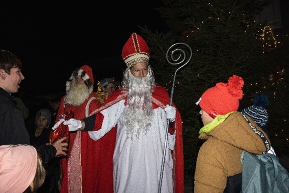 Festliche Nikolausfeier mit Weihnachtsbasar