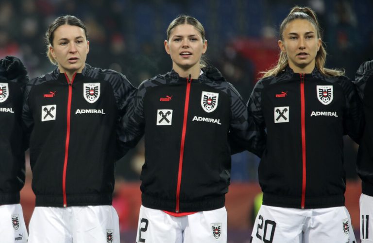 Die fünftplatzierte Eileen Campbell vor dem Norwegen-Spiel mit Österreichs Fußballerin des Jahres Barbara Dunst (links) und der viertplatzierten Katharina Naschenweng (rechts) vom FC Bayern.???