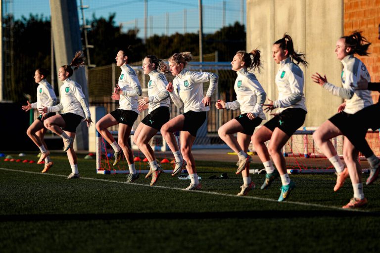 Die letzten Vorbereitungen der U-20-Mädchen vor dem entscheidenden Play-off-Spiel gegen Island.Karacam