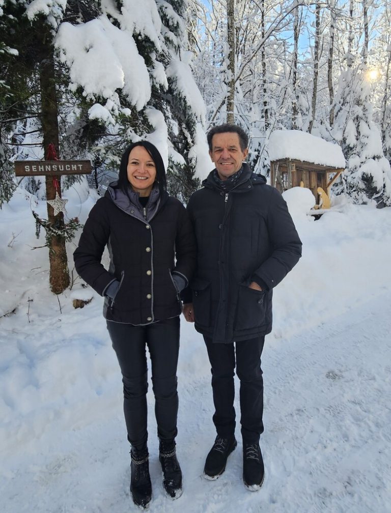 Die Organisatoren Andrea Deutschmann und Pfarrer Georg Nigsch.privat