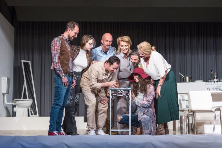 Die Premiere von „Das perfekte Geheimnis“ fand am Samstag im Hermann Gmeiner Saal statt. Mike Siblik (2)