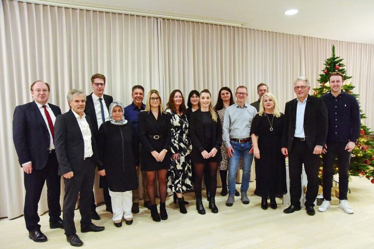 Die Raiffeisenbank Im Rheintal feiert im Rahmen der Weihnachtsfeier 13 Jubilarinnen und Jubilare mit insgesamt 245 Jahren Betriebszugehörigkeit. Besonders hervorzuheben sind 3 x 25 Jahre, 2 x 30 Jahre und einmal 45 Jahre bei der Raiffeisenbank. Vorstand und Team gratulieren zu diesem beeindruckenden Meilenstein. FA