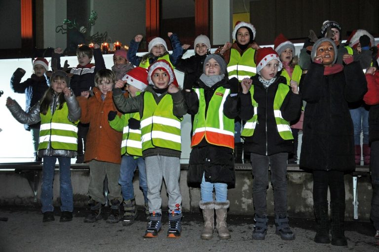 Die Schüler der 2a und 2b sangen und tanzten zum Weihnachtsklassiker.lcf (3)