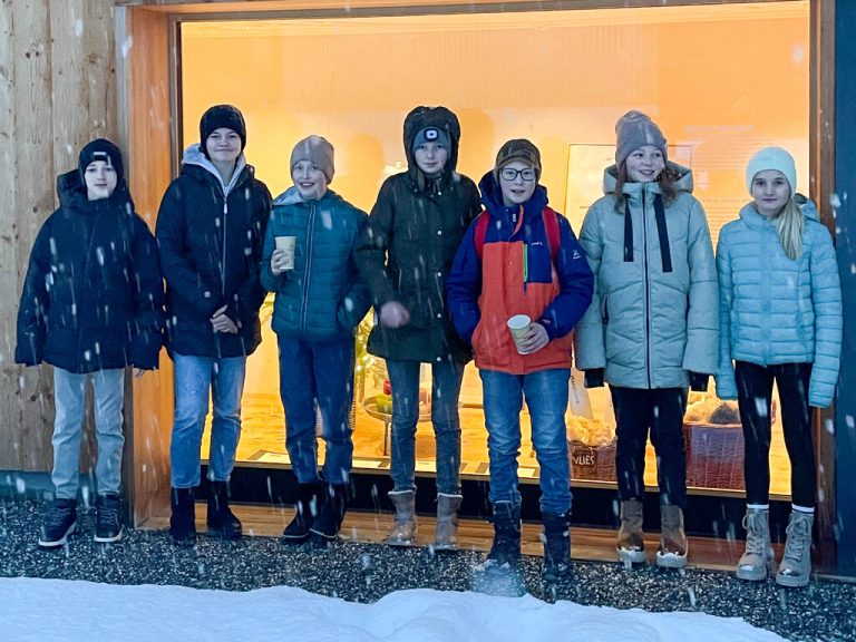 Die Schülerinnen und Schüler der Mittelschule Au präsentierten stolz ihre kunstvoll gefertigten Engel. MAM (3)