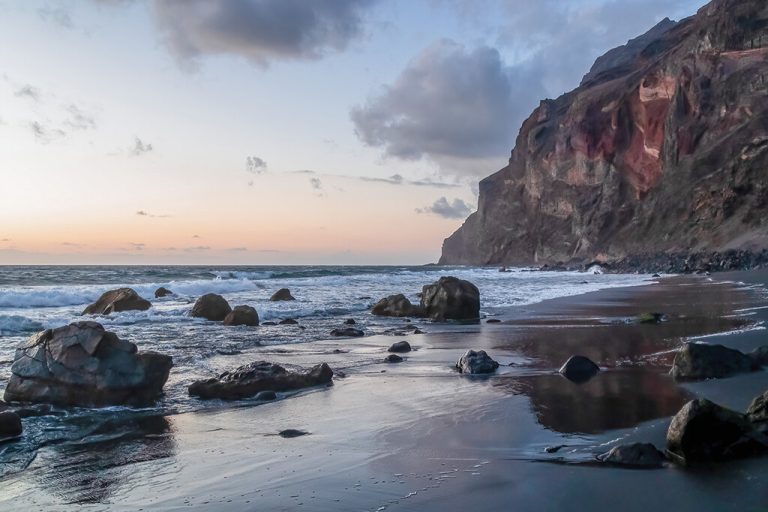 Die schwarzen Steine prägen das Bild am Playa del Inglès.Shutterstock