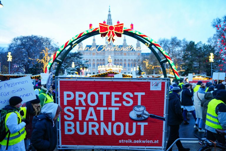 Die Spitalsärztinnen und Spitalsärzte protestierten in Wien und unter anderem auch vor dem prächtig beleuchteten Weihnachtsmarkt am Rathausplatz. apa