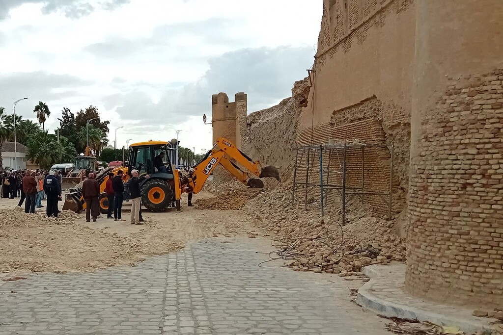 Historische Mauer  fiel auf Bauarbeiter